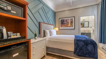 Deluxe Room, 1 Queen Bed with Sofa Bed | Iron/ironing board, free WiFi, bed sheets