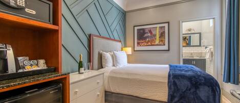 Deluxe Room, 1 Queen Bed with Sofa Bed | Bügeleisen/Bügelbrett, kostenloses WLAN, Bettwäsche