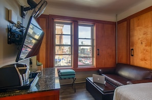 Deluxe-Zimmer, 1 Queen-Bett und Schlafsofa, Stadtblick | Bügeleisen/Bügelbrett, kostenloses WLAN, Bettwäsche
