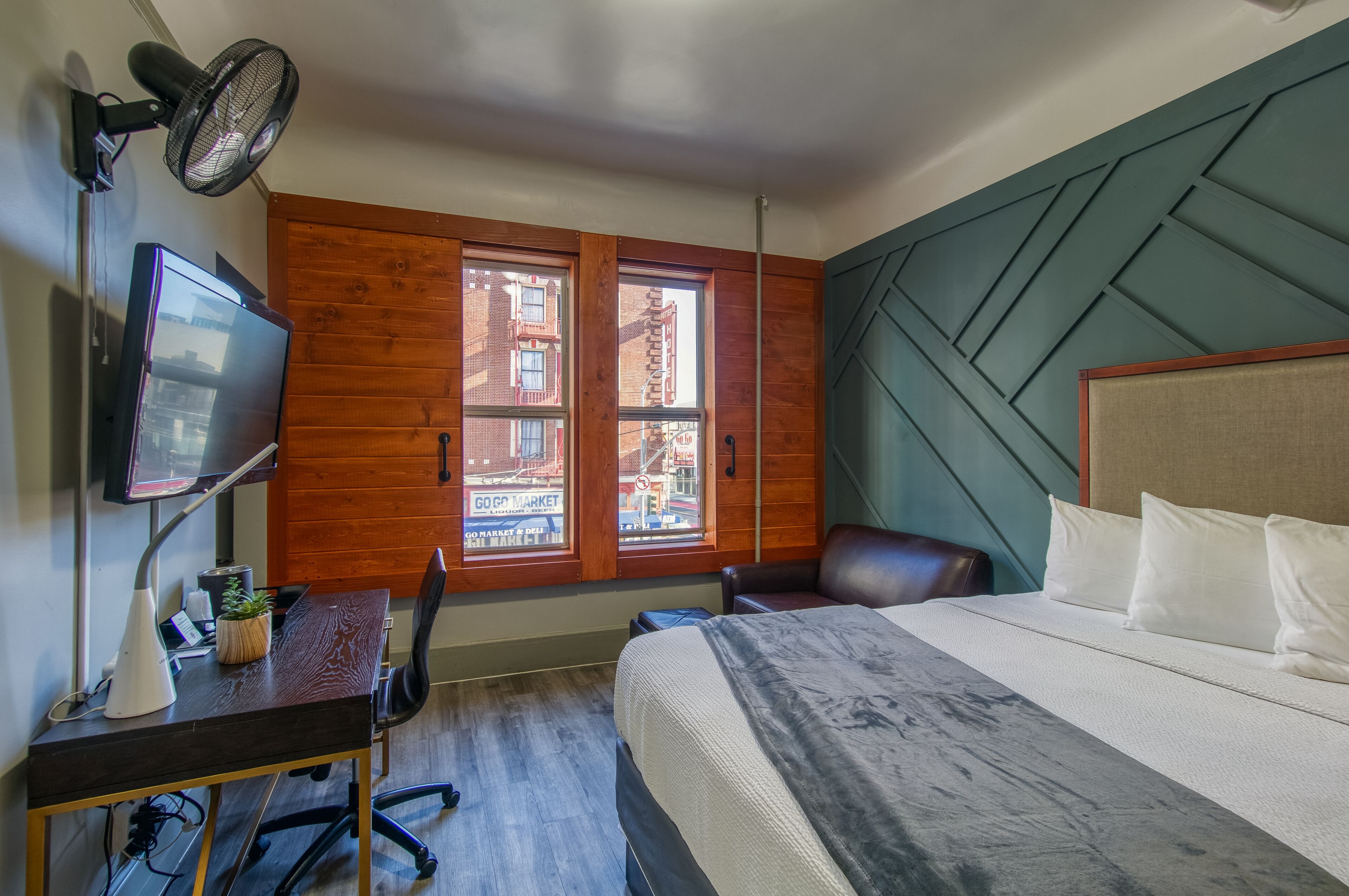 1 Queen Bed with Sofa Bed, Shared Bathroom | Iron/ironing board, free WiFi, bed sheets