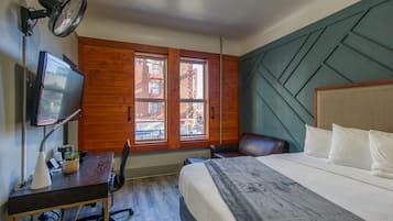 1 Queen Bed with Sofa Bed, Shared Bathroom | Iron/ironing board, free WiFi, bed sheets