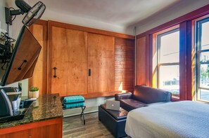 Habitació Deluxe, 1 llit de matrimoni i sofà llit, vistes a la ciutat | Planxa i posts de planxar, wifi gratuïta i roba de llit 