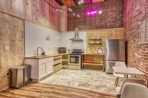 Microwave - Ram's Hotel (San Francisco)