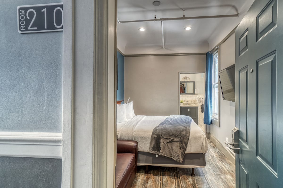 Deluxe Room, 1 Queen Bed with Sofa Bed | Strykjärn/strykbräda, gratis wi-fi och sängkläder