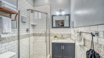 Deluxe Room, 1 Queen Bed with Sofa Bed | Bathroom