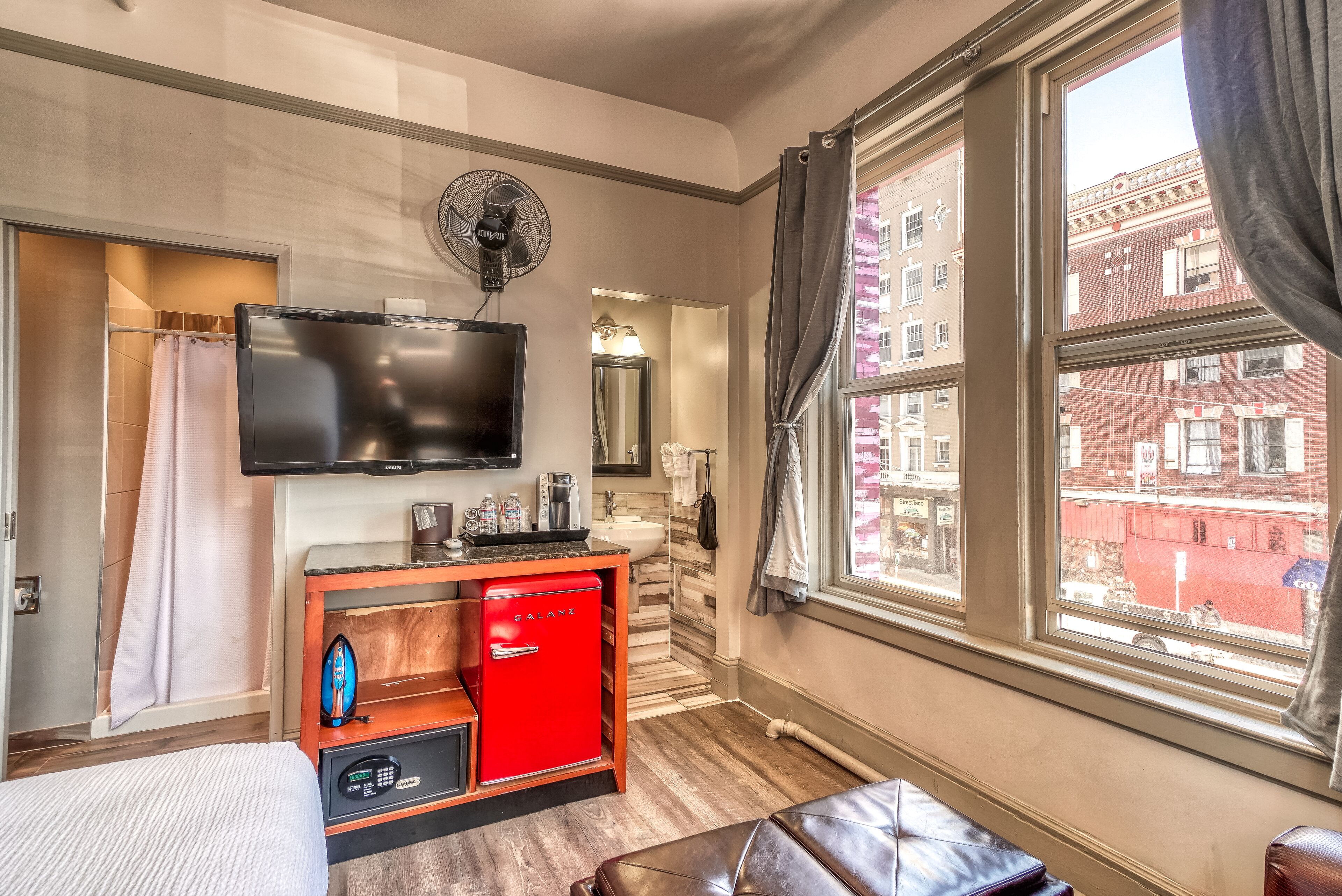 Tabla de planchar con plancha, wifi gratis y ropa de cama 