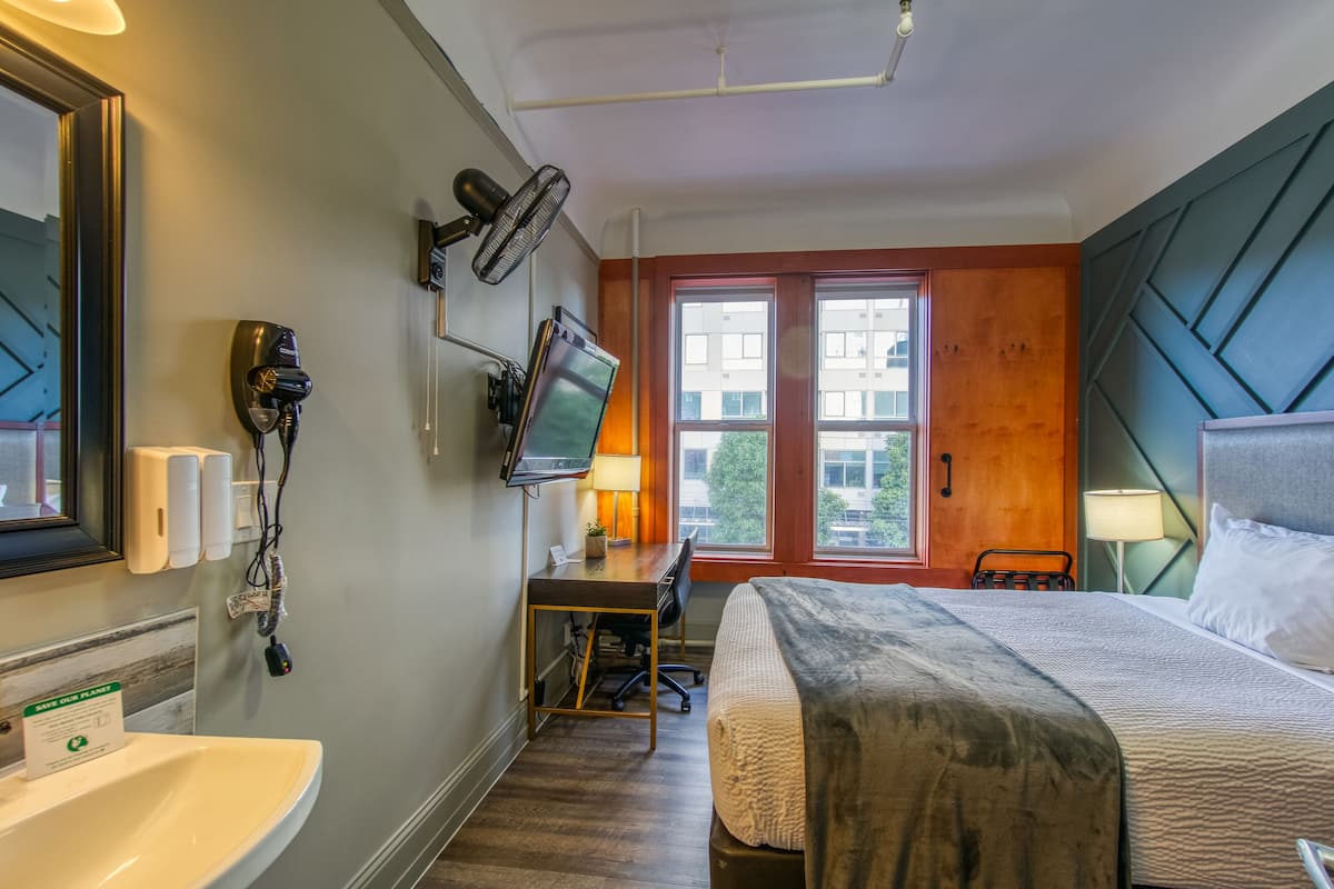 1 Queen Bed with Sofa Bed, Shared Bathroom | Strykjärn/strykbräda, gratis wi-fi och sängkläder