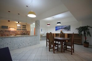 標準公寓, 2 間臥室, 廚房 | 客廳 | 電視