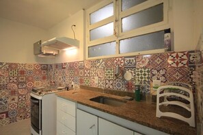 Apartamento standard, 2 quartos, cozinha | Cozinha privada | Geladeira grande, micro-ondas, fogão, cooktop