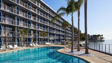 2 albercas al aire libre y camas balinesas (con cargo)