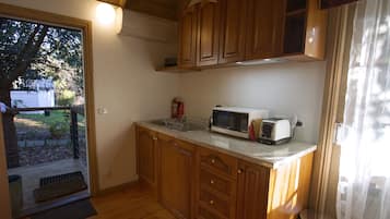 Lemari es, microwave, mesin pembuat kopi/teh, dan ketel listrik