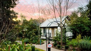 A house with a garden and a "Registered Guests Only" sign. - Olinda Country Cottages (Olinda)