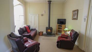 Family Suite, 2 Bedrooms, Kitchenette, Ground Floor | Living room | Flat-screen TV, fireplace, DVD player