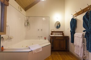 Suite estudio Confort, 1 cama King size, vista al jardín, planta baja | Baño | Tina con regadera, secadora de cabello, toallas 