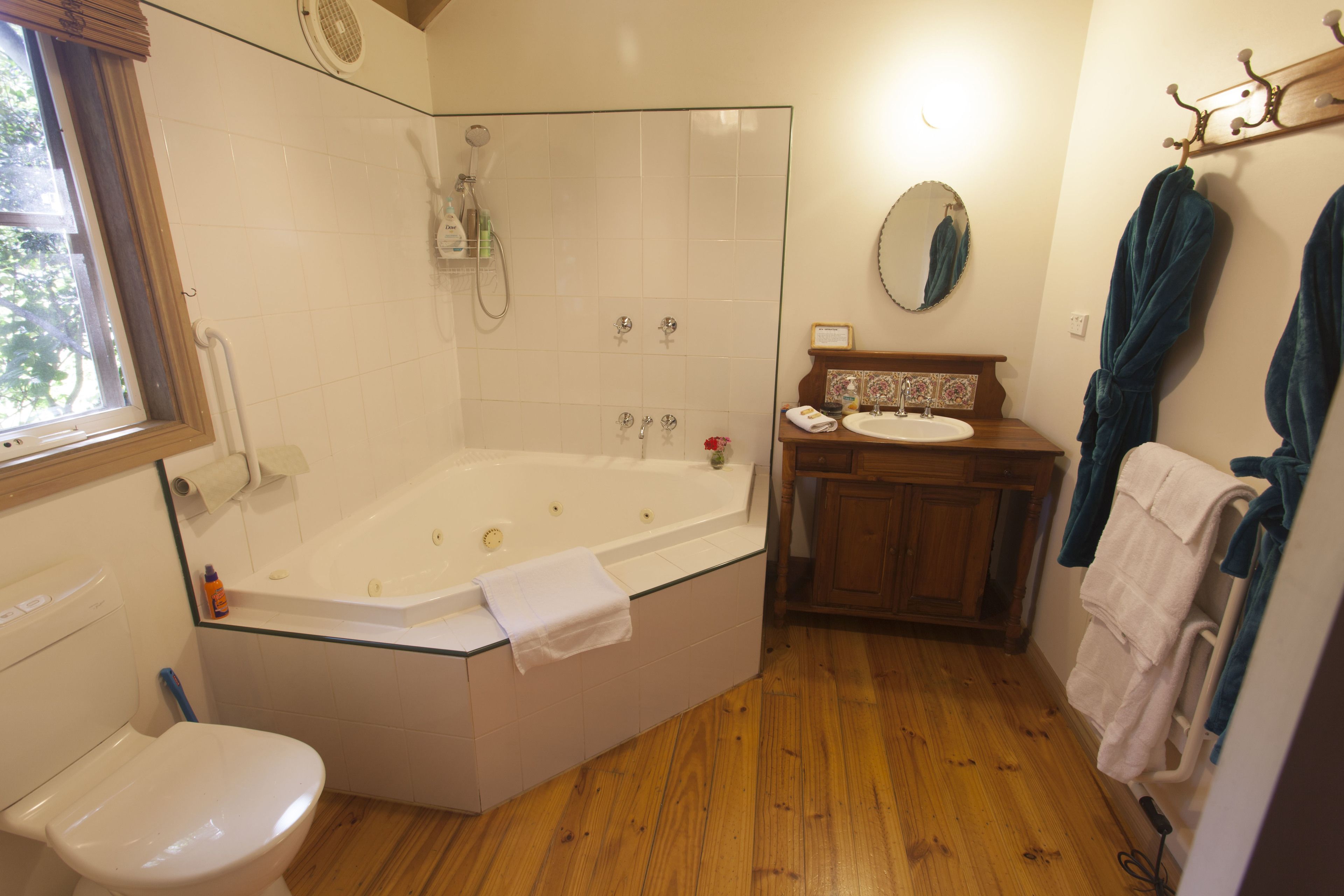 Classic Studio Suite, Garden View | Bathroom | Combined shower/bathtub, hair dryer, towels