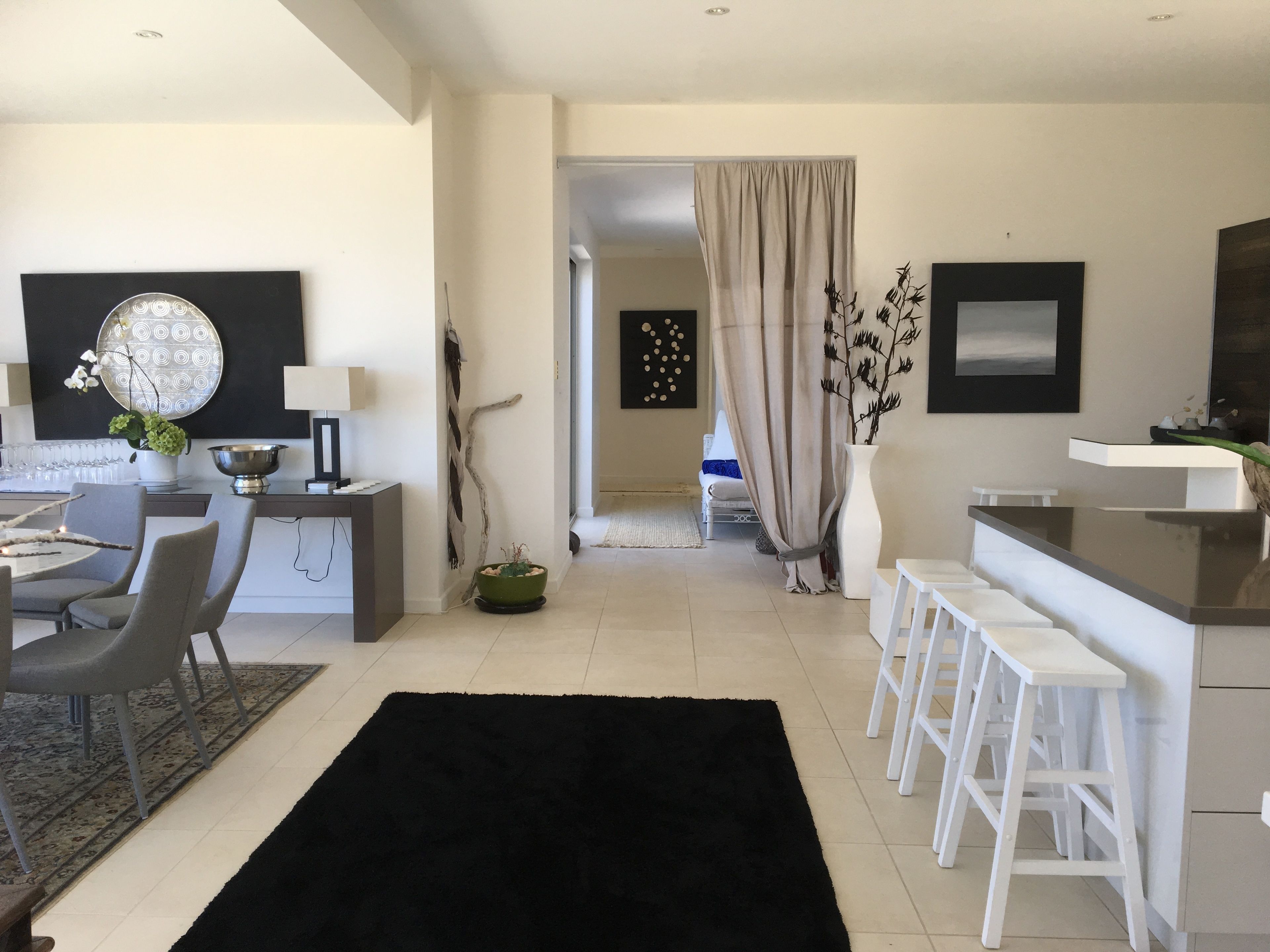 Un soggiorno moderno con zona pranzo, cucina e camera da letto.