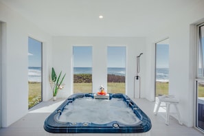 Luxury Waterfront Villa, Jacuzzi & Sauna  | Private spa tub