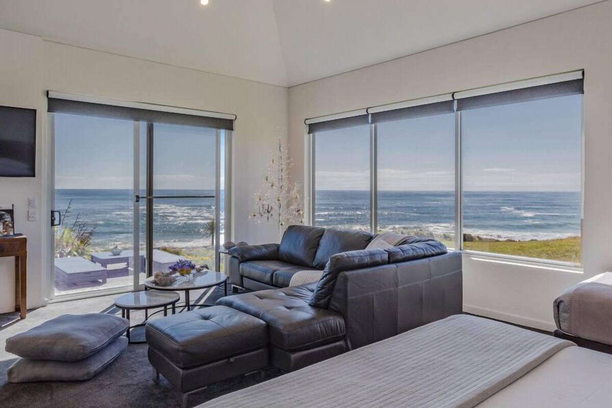 Luxury Waterfront Villa, Jacuzzi & Sauna  | Living area