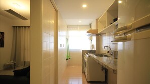 Standard Apartment, 2 Bedrooms, Balcony | Private kitchen | Coffee/tea maker, full-size fridge, microwave, stovetop - Malta 2706 (Rio de Janeiro)