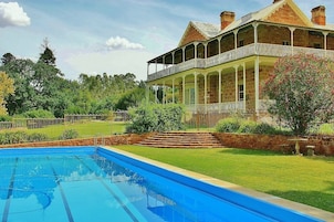 Una piscina al aire libre de temporada