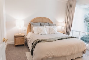 Egyptian cotton sheets, premium bedding, pillow-top beds - The Retreat at Stirling (Stirling)