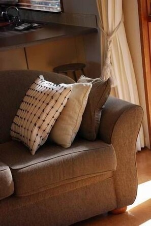 The Shelter B&B | บริเวณนั่งเล่น | ทีวีจอแบน, เครื่องเล่นดีวีดี, แท่นต่อ iPod