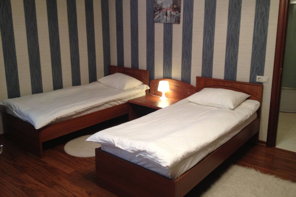 Kamar Twin Standar | Brankas, meja kerja, dan setrika/meja setrika