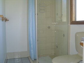 Grevillea cottage  | Bathroom | Shower, hair dryer, towels - Wenton Farm Holiday Cottages (Middleton)