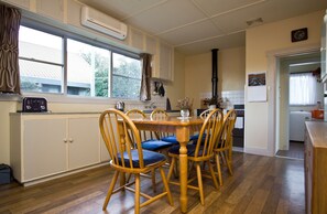 Lady Barron Holiday Home | Eget kjøkken | Kjøleskap, mikrobølgeovn, kaffetrakter/tekoker og kjøkkenutstyr