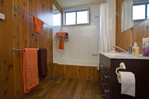Lady Barron Holiday Home | Badeværelse | Kombination af bruser/badekar, hårtørrer, håndklæder