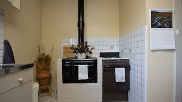 Lady Barron Holiday Home | Cocina privada | Refrigerador con congelador, microondas y cafetera y tetera