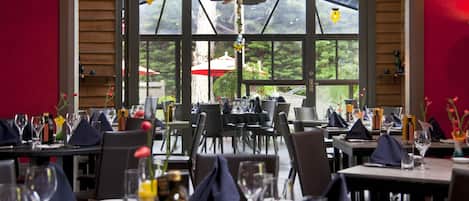 Se sirven comidas, cenas y cocina regional