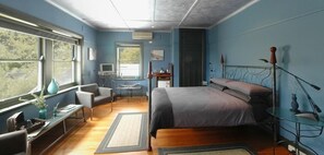 The Water Room | Individually decorated, individually furnished, iron/ironing board - Oakdene Vineyards Guesthouse (Wallington)