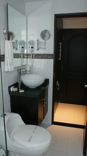 Douche, articles de toilette gratuits, sèche-cheveux