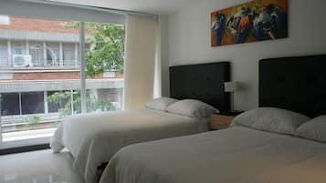 Minibar, coffres-forts dans les chambres, bureau, Wi-Fi gratuit