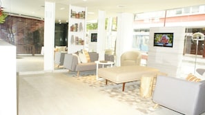 Coin salon dans le hall