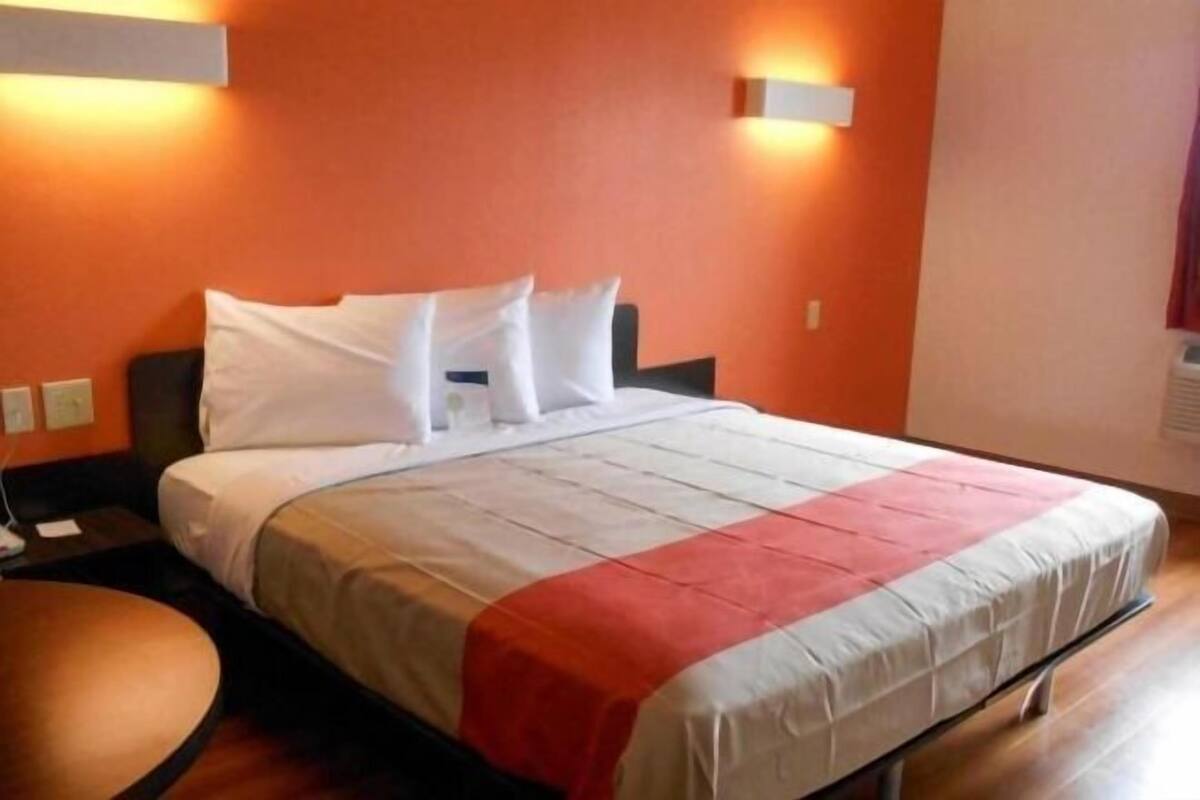 WiFi (free), bed sheets