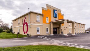 A motel with a large '6' sign, a 'Welcome' sign, and a parking lot. - Motel 6 Jourdanton, TX (Jourdanton)
