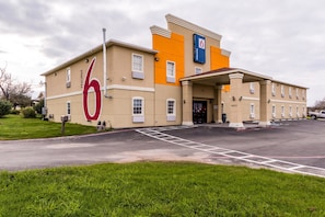 Front of property - Motel 6 Jourdanton, TX (Jourdanton)