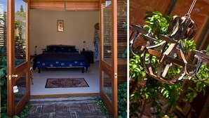 Ein Schlafzimmer mit einem Bett, einem Teppich und einer Holzbalkendecke.