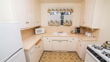 Full-sized fridge, microwave, stovetop, coffee/tea maker