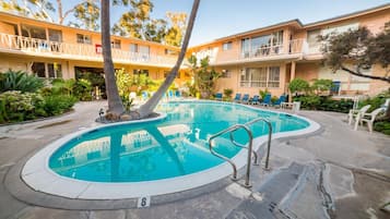 Udendørs pool, åben fra kl. 09.00 til kl. 21.00, liggestole