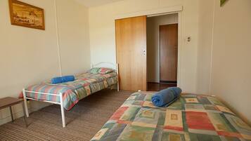 1 bedroom, cots/infant beds