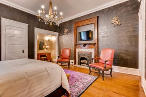 Premium bedding, individually decorated, individually furnished - The Holiday Chalet (Denver)