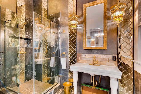 Albert I Suite 1 | Bathroom | Free toiletries, hair dryer, towels, soap