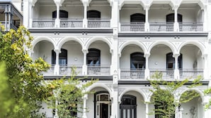 Un edificio blanco con varios balcones y ventanas en arco.
