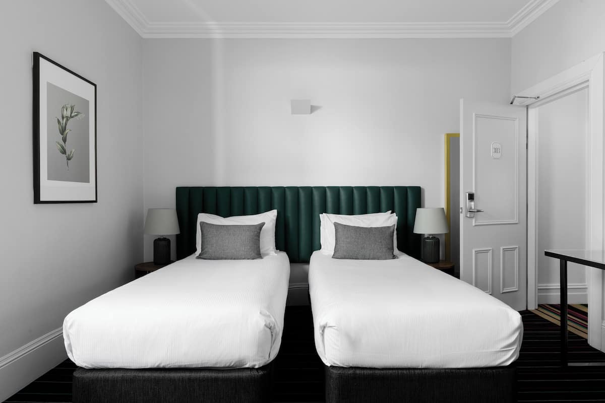 Deluxe-Zweibettzimmer, 2 Einzelbetten | Hochwertige Bettwaren, Schreibtisch, laptopgeeigneter Arbeitsplatz