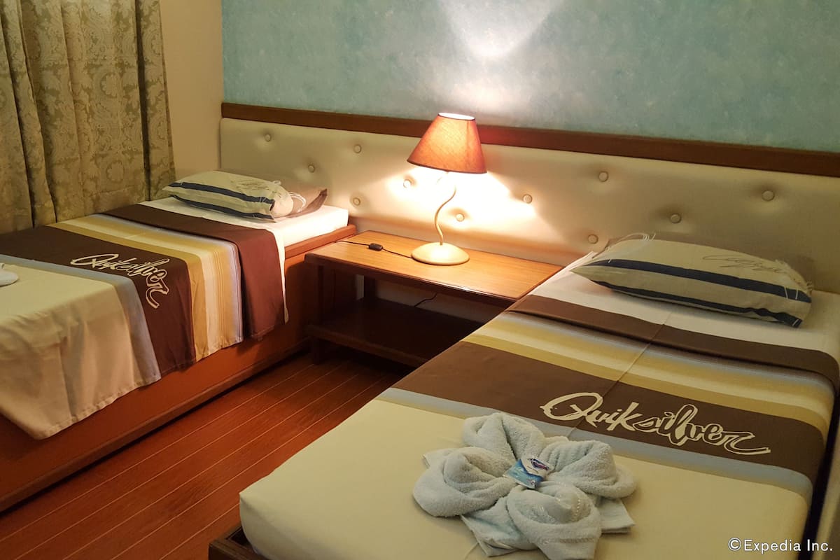 Twin Room | Desk, WiFi (free), bed sheets