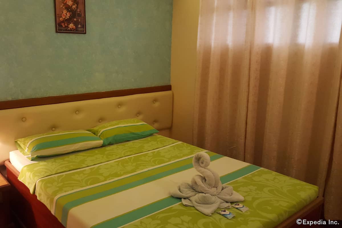 Double Room | Desk, WiFi (free), bed sheets