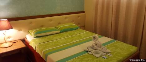 Escritorio, wifi gratis y ropa de cama